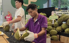 Đi ăn buffet sầu riêng, gặp thợ gõ - khui sầu riêng lương 60 triệu đồng/tháng