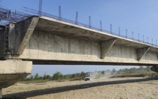 Dự án cầu gần 44 tỷ đồng chậm tiến độ gần chục năm, người dân liều mình băng qua sông mỗi mùa lũ lụt, than "không biết phải đợi đến bao giờ"
