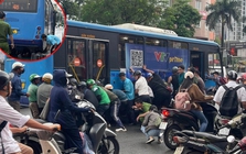 Hà Nội: Hiện trường vụ hàng chục người nâng xe buýt cứu người phụ nữ kẹt dưới gầm xe, tình trạng nạn nhân