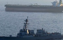 Iran dọa biến Hormuz thành "nghĩa địa tàu chiến Mỹ", siêu tàu dầu Iran thứ 2 vượt phong tỏa