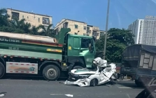 Tai nạn liên hoàn ở đầu cầu Thăng Long, 3 người mắc kẹt trong ô tô con bị vò nát