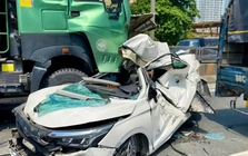 Hiện trường vụ ô tô con bị vò nát, 3 người mắc kẹt sau va chạm liên hoàn ở Hà Nội