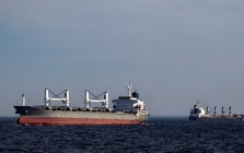 Giữa cơn khát dầu thô, một ông trùm tuyên bố chiết khấu 33 USD mỗi thùng dầu, điều kiện là người mua phải vận chuyển qua eo biển Hormuz