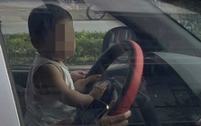 Để trẻ em ngồi trước vô lăng khi lái xe: Nữ tài xế Hà Nội tường trình gì?