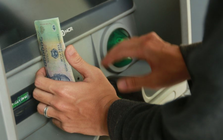 Người dân tiếp tục giảm rút tiền qua ATM