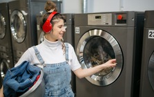 Vì sao máy giặt có cửa kính còn máy rửa bát thì không?