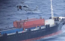Mỹ nổ súng vô hiệu hóa tàu dầu Iran phá vòng vây tại eo biển Hormuz