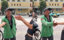 2 khách Tây vui như Tết khi gặp anh xe ôm nói tiếng Anh như gió, biết cả từ lóng