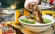 Ăn thử phở người Hàn giá 200.000 đồng ở Liễu Giai, khách tự cầm kéo gỡ sườn bò ngay tại bàn