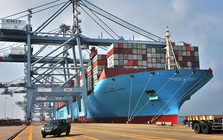 Khoảnh khắc Việt Nam lần đầu tiên đón siêu tàu container lớn nhất thế giới, dài gấp 5 lần máy bay Airbus A380 cập cảng
