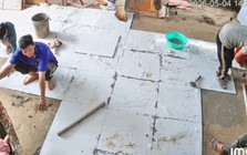 Hành động của nhóm thợ xây với bé gái đang ngủ trên võng được chủ nhà cắt ra đăng khắp nơi