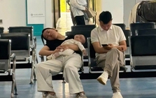 Bức ảnh ở hành lang bệnh viện đang viral: Bạn có chọn đúng bố cho con hay không? Cứ nhìn những lần con cái đau ốm thì sẽ rõ!