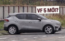 Dàn xe lạ giống VinFast VF 5 mới tiếp tục lộ diện: Đầu góc cạnh, cánh gió dài thể thao hơn, mâm lớn như VF 6