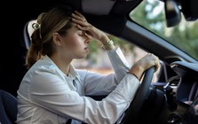 Cảnh báo 1 thứ không nên đeo khi lái xe sau khi 1 người phụ nữ suýt chết