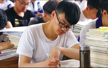 Nam sinh chỉ viết hơn 20 chữ vào bài thi môn Văn rồi nộp bài, Hiệu trưởng đọc xong lập tức "đặc cách" tuyển thẳng