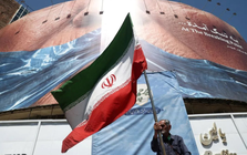 Iran tuyên bố ngừng trao đổi với Mỹ, phong toả hoàn toàn eo biển Hormuz, giá dầu tăng dựng đứng 7%