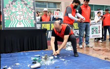 Starbucks bị tẩy chay, khách hàng đập cốc, đòi hoàn tiền