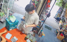 Khách Trung Quốc đưa xấp tiền 500.000 đồng, phản ứng của chủ tiệm ở TP.HCM gây xôn xao
