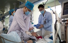 Bỏ nước ngọt để uống 1 loại nước "lành mạnh hơn", người đàn ông 28 tuổi bất ngờ phải cấp cứu: "Đến muộn chút nữa có thể không qua khỏi"