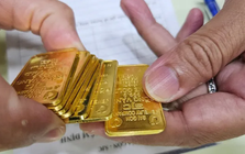 Giá vàng liên tục lao dốc, nhà đầu tư tiếc nuối nhìn tài sản 'bốc hơi'