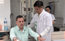 Khách Tây đến 1 bệnh viện tại Việt Nam phẫu thuật cột sống khi thử đủ cách không khỏi: 1 ngày đã được xuất viện, 6 giờ sau mổ nói ngay 1 câu