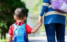 Giáo sư tâm lý nổi tiếng nói thẳng: Trẻ dưới 6 tuổi không nên học 3 kiểu lớp này, cha mẹ dễ tốn tiền vô ích