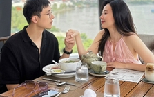 Midu mặc váy rộng thùng thình bên chồng thiếu gia, thay đổi 1 thứ giống mẹ bỉm