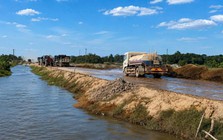 Thi công cao điểm tại cảng hàng không Quảng Trị: Tăng cường xe tưới nước kiểm soát bụi