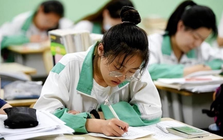 Nữ sinh học giỏi nhất tỉnh nhưng ngủ quên gần hết giờ thi ĐH, vừa nộp bài vừa khóc lớn: Đến lúc công bố điểm cả trường đều thấy khó tin