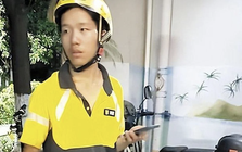 Chàng trai 19 tuổi làm shipper, sống ở gầm cầu để kiếm tiền đi học