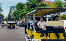 Nhà trường đặt xe điện du lịch đưa đón học sinh đi thi tốt nghiệp