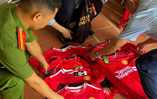Xử phạt người phụ nữ bày bán 7 bộ quần áo giả nhãn hiệu Manchester United