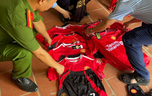 Bày bán 7 bộ quần áo Manchester United, tiểu thương Hoàng Thị Hường bị xử phạt