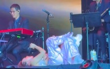 Mỹ Tâm sang Mỹ làm liveshow, nằm vắt chân chữ ngũ hát gây tranh cãi