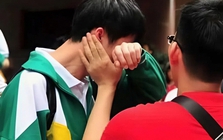 Mẹ mất từ nhỏ, cha qua đời trước kỳ thi đại học 1 ngày: Nam sinh bật khóc khi biết điểm số, giáo viên ngậm ngùi tiếc nuối một điều