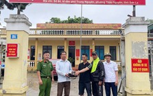 Mở chiếc túi khả nghi bên đường, người đàn ông sững sờ trước số tiền bên trong