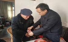 Ông cụ cầm giấy nợ đến ủy ban muốn "nhận lại" hơn 42 tỷ đồng, cán bộ lập tức nhờ công an mở cuộc điều tra, phát hiện sự thật chấn động