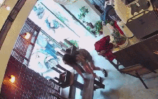 Chủ quán cà phê ở TP.HCM ngủ quên, khách đợi nửa tiếng rồi lao vào làm việc không ngờ
