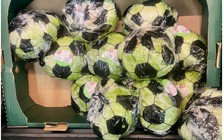 Xà lách cuộn hình bóng đá ở siêu thị giá 30 nghìn đang viral: Nhiều người mua vì tinh thần World Cup quá!