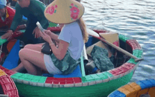 Khách Tây đánh rơi điện thoại xuống sông, người chèo thuyền ở Hội An chỉ mất 10 giây đã nhặt được