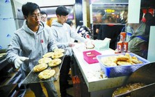 Phát hiện 3 kỹ sư trẻ bỏ việc lương cao, kiếm hơn 39 triệu đồng/ngày nhờ đi bán bánh mì kẹp thịt