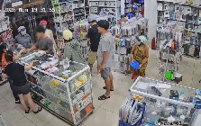 Bức xúc nam thanh niên xô cửa trúng bé gái, người mẹ phản ứng cũng bị đấm luôn: Công an vào cuộc