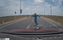 Người phụ nữ lao ra đường nằm chặn đầu ô tô, camera tiết lộ tình tiết đáng chú ý: Công an vào cuộc