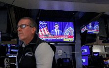 S&P 500 ghi nhận phiên tệ nhất 30 năm trong các cuộc họp đầu tiên của tân chủ tịch, thị trường bắt đầu tính đến khả năng tăng lãi suất