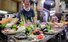 Mâm hoa cúng hút khách, giá bánh gio tăng gấp 3 lần trong ngày Tết Đoan ngọ