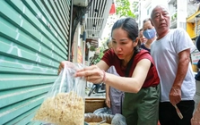 Người dân Hà Nội tất bật mua sắm trong ngày Tết Đoan Ngọ