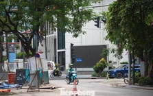 Hà Nội: Dự án chống ngập được báo cáo 'đã hoàn thiện' song lô cốt vẫn án ngữ, mặt đường nham nhở