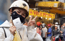 Cảnh tượng lạ ngày Tết Đoan Ngọ tại TP.HCM: Người dân xếp hàng, cầm theo số phiếu tới 248 vẫn vui vẻ đợi chờ