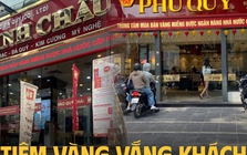 Cảnh tượng lạ trên phố Cầu Giấy ngày giá vàng 15,75 triệu/chỉ