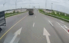 Clip: Taxi húc đuôi xe tải rồi cùng lao xuống ruộng